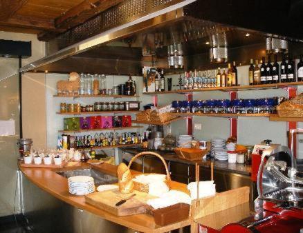 Chez Gilles Hotel Resto Bar Sa La Chaux De Fonds ภายนอก รูปภาพ